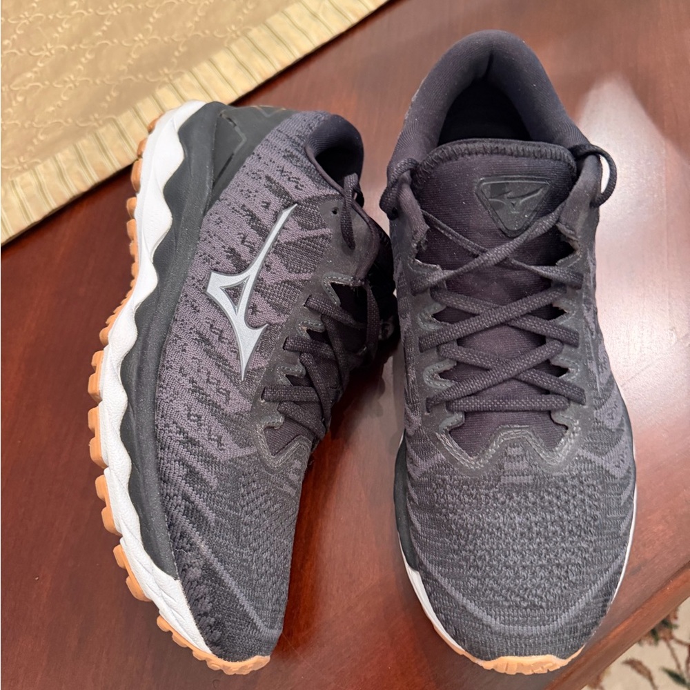 Mizuno wave sky women’s walking shoe sz 10. Very Good Condition!